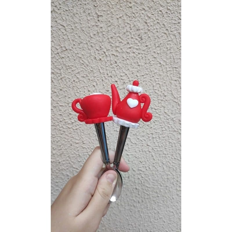 Kit Duas Colheres de inox decoradas em Biscuit - Tema Xícara e Bule Vermelhos Cantinho do Café