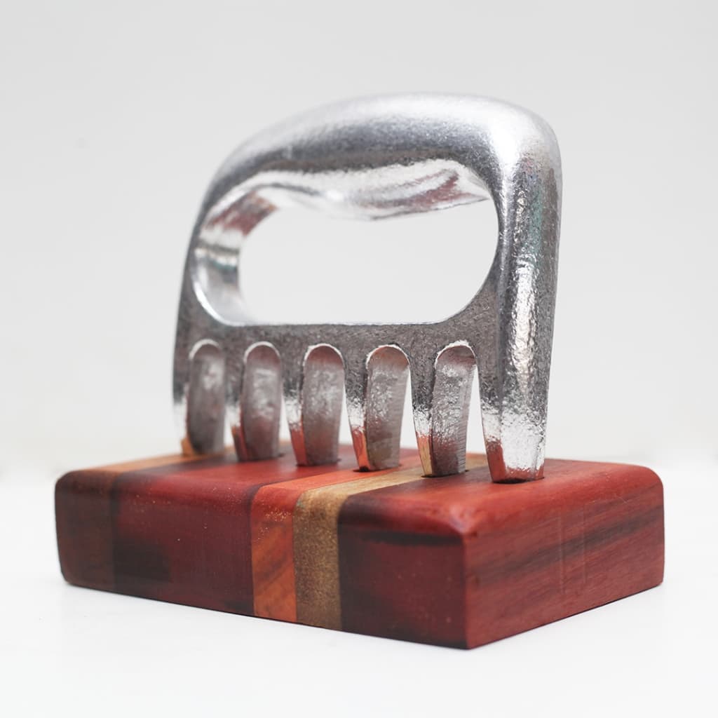 Garra de Urso para Churrasco com Base de Madeira nobre
