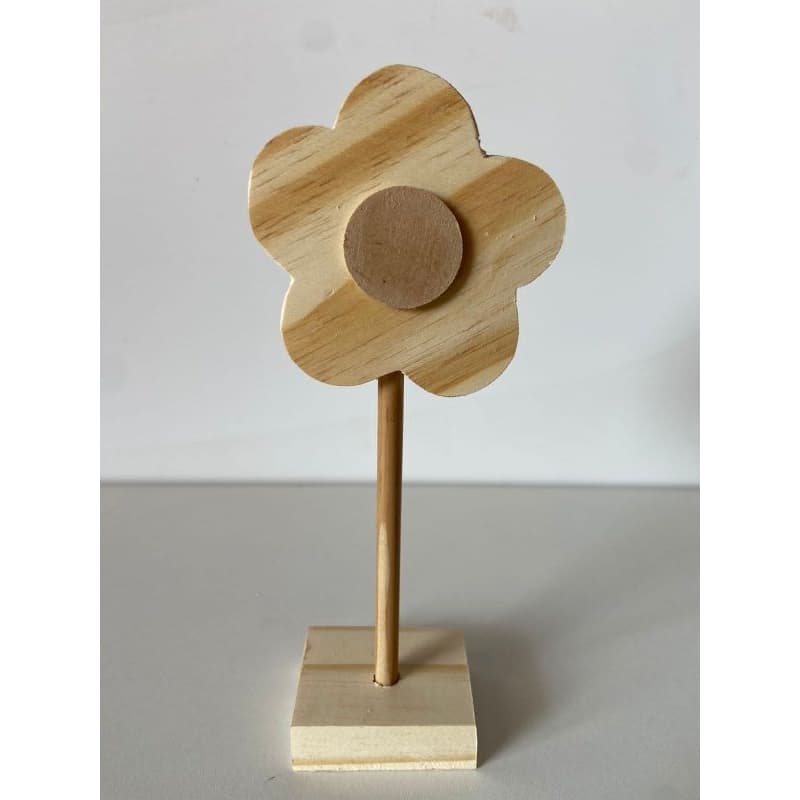 flor no pedestal em pinus