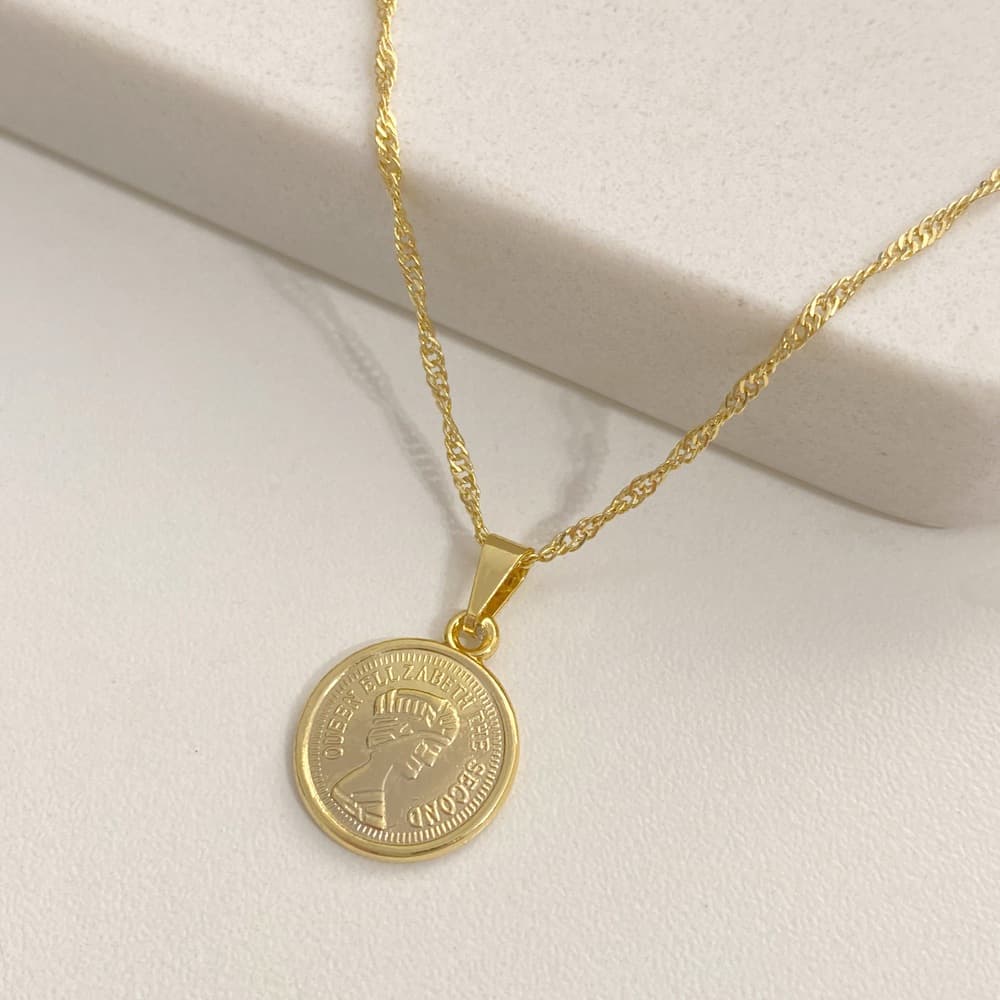 Colar corrente singapura com pingente de moeda com imagem de rainha folheado a ouro 18k