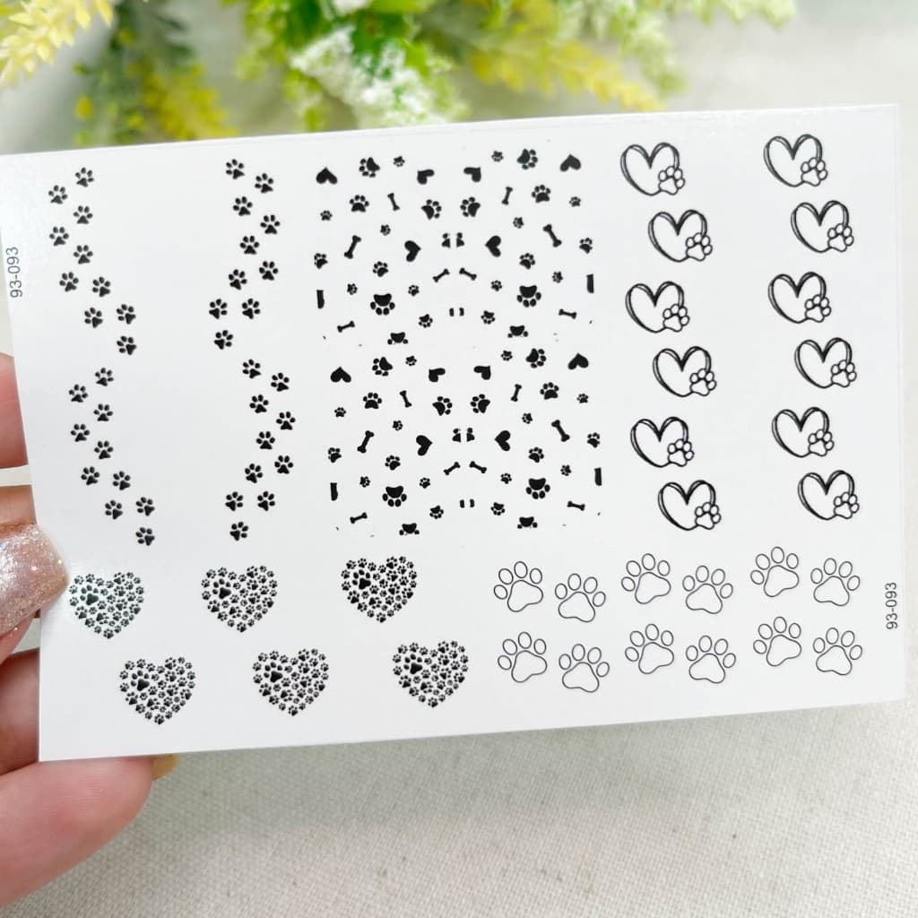 Adesivos de unhas patinhas com corações películas,unhas,nails art,unhas decoradas,decoração de unha,unha delicada,cartela de unha,Queyti películas para unhas,não é adesivo 3d,não é artesanal
