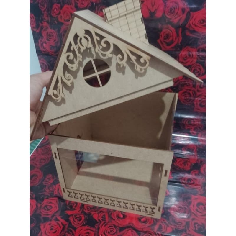 Porta Panetone em MDF formato casinha .