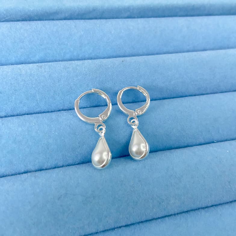 Mini Argola Pérola Gota - Banhado a Prata - Brinco Feminino Clássico Atemporal