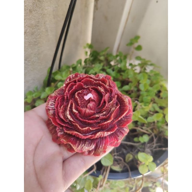 Vela  aromática formato Rosa com brilho dourado