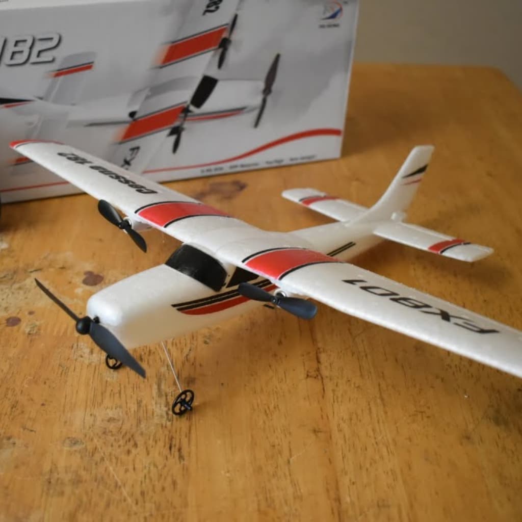Avião Cessna 182 Fx801 Controle Remoto 2 Canais 2.4g