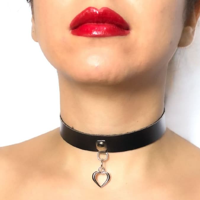 Gargantilha Pingente Coração Choker em Couro