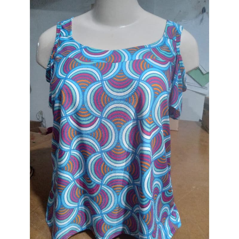 blusa plus de ombro vazado