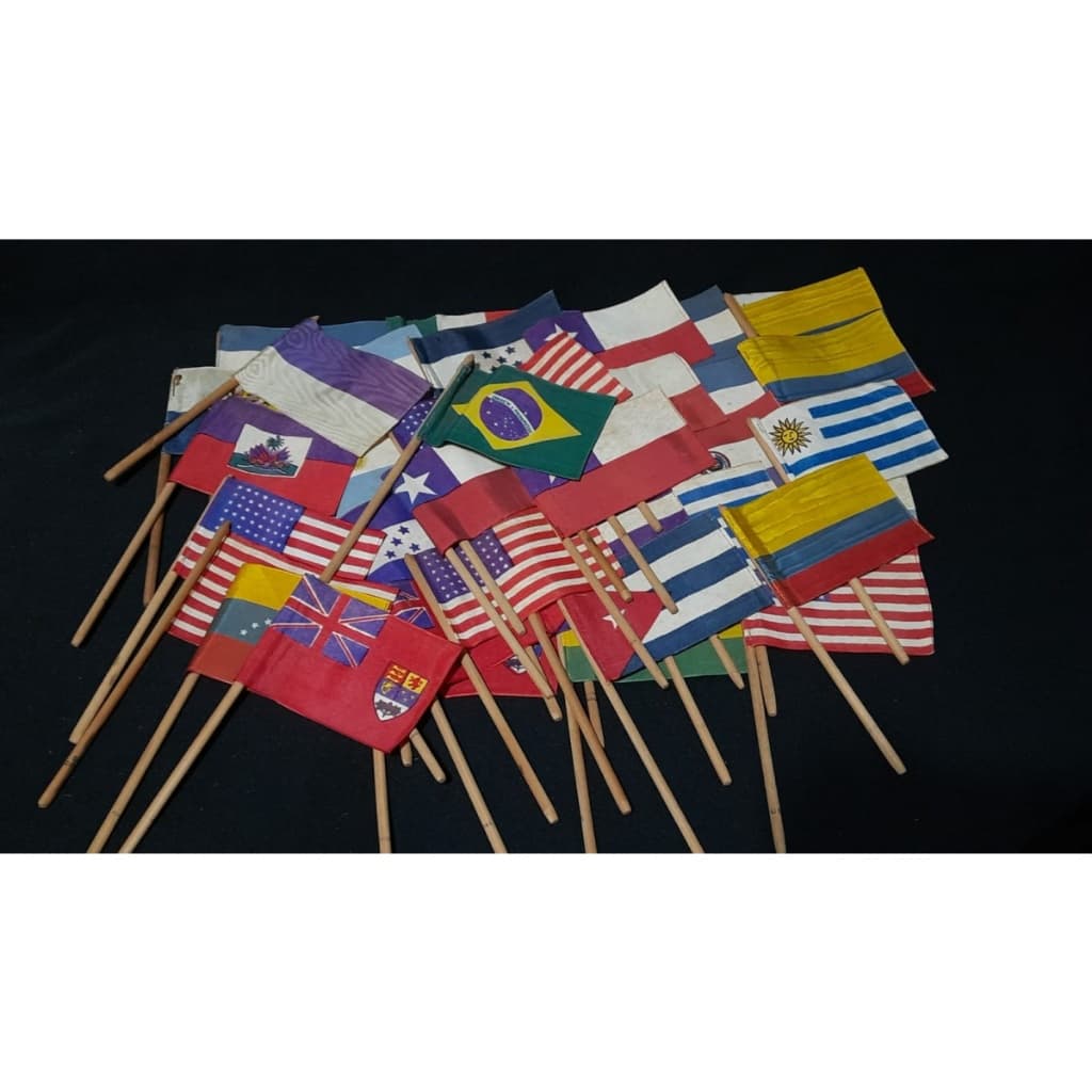 Lote 45 Pequenas Bandeiras De Países Antigas (usadas)