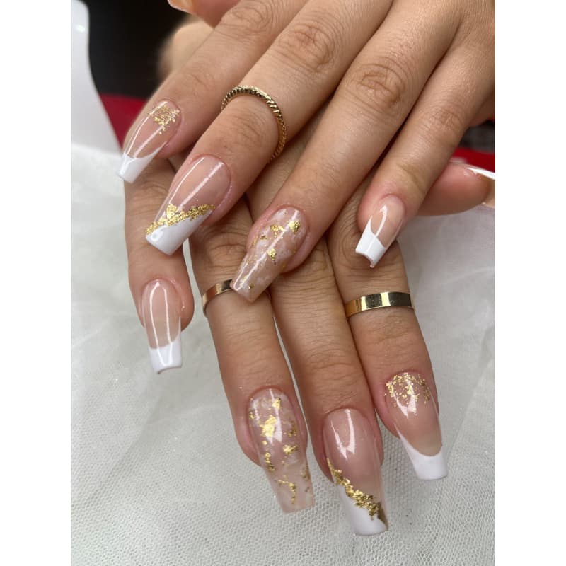 unha formato bailarina branco com dourado postiça realista para o ano novo e natal foto real do produto