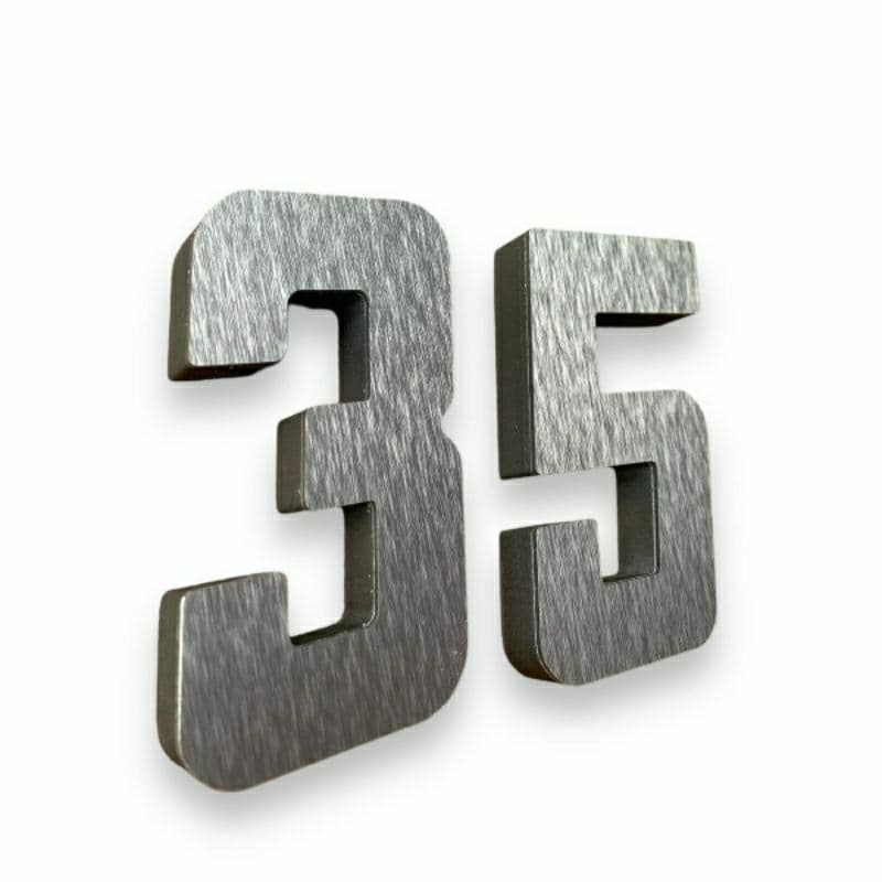 KIT 2 NÚMEROS RESIDENCIAIS 18,5CM, ALGARISMOS 3D, COR PRATA ESCOVADO, COM FITA ADESIVA DUPLA FACE PARA FÁCIL INSTALAÇÃO.