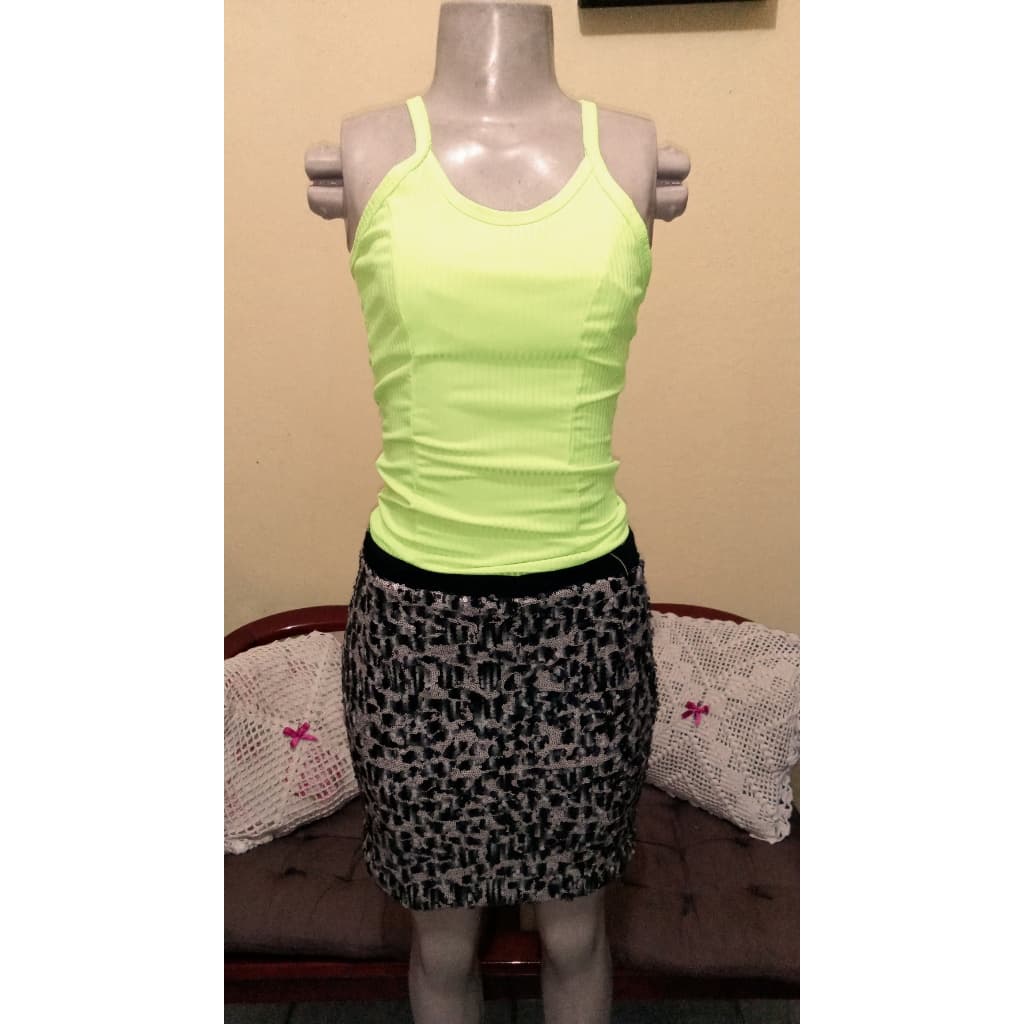 saia  justa com paetes tamamho p com elastico   Exotica Vintage + blusa verde de alça