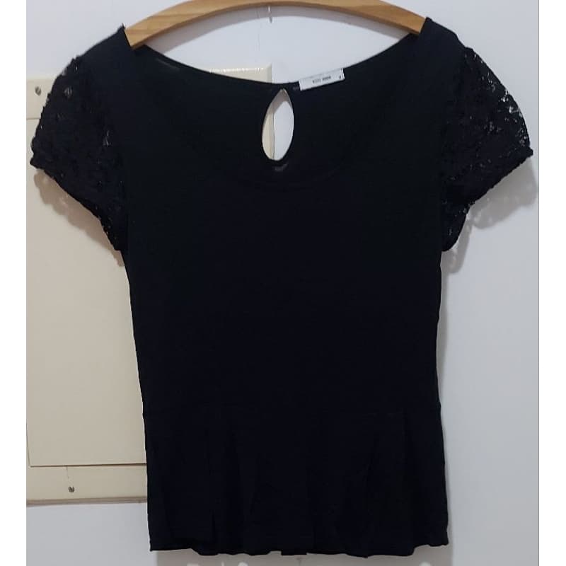 Camiseta Preta Com Manga De Renda/G