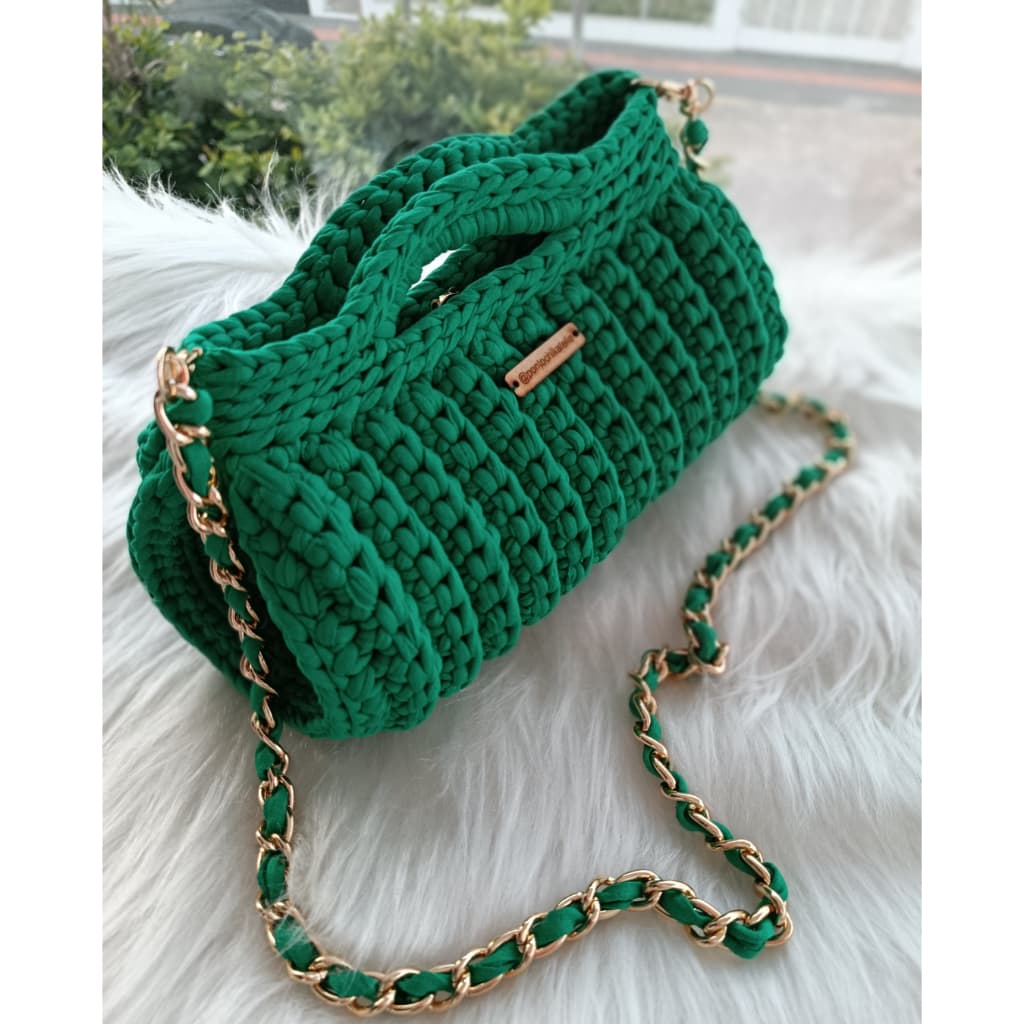 Bolsa de crochê fio de malha modelo baguete com alça longa e alça de mão