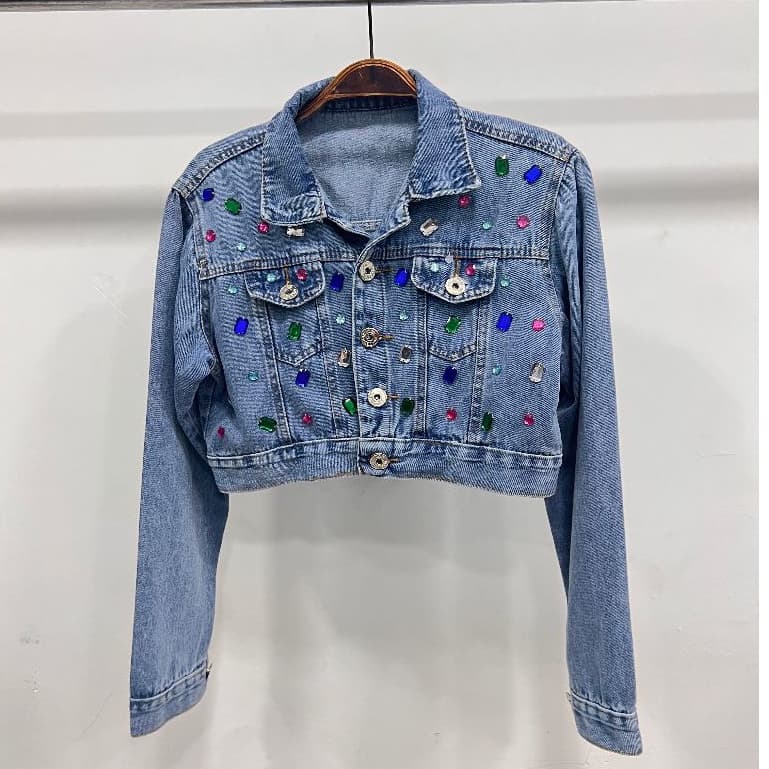 Jaqueta jeans cropped com pedra