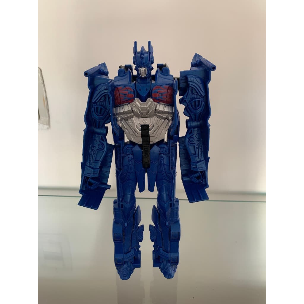 Boneco Transformer que se transforma em carro/caminhão