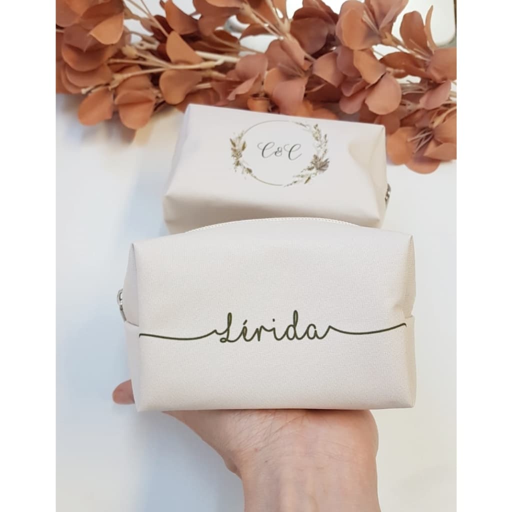18un Necessaire Casamento Personalizada Creme com escrita Verde. Fundo colorido. Mod. Box P