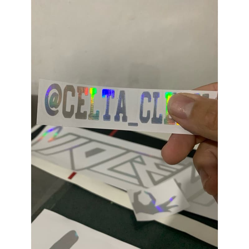 adesivo holografico @ do Instagram