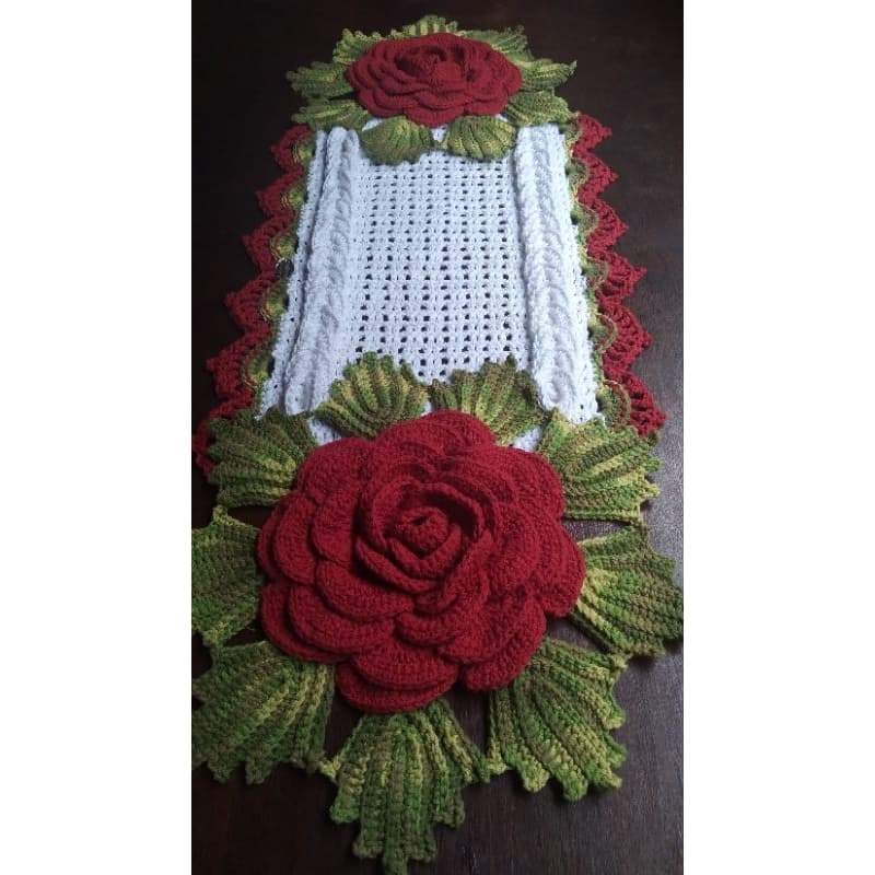 caminho de mesa em crochê trançado com mega flor 130m
