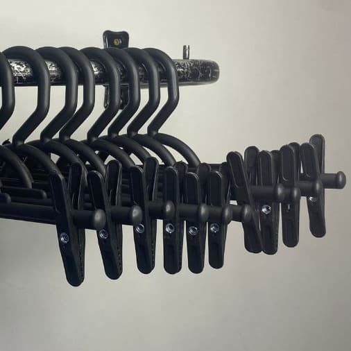 Kit 10 Cabides Com Presilha Preto Plástico Reforçado Saia Calça Varal Organizador