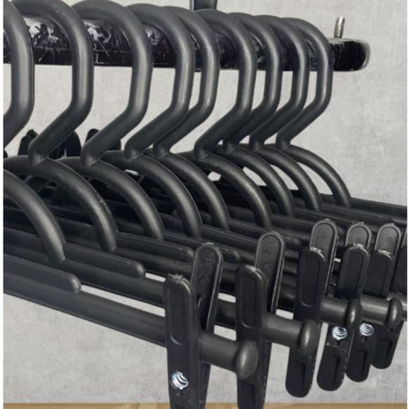 Kit 30 Cabides Plástico Preto Com Presilha Reforçado Adulto