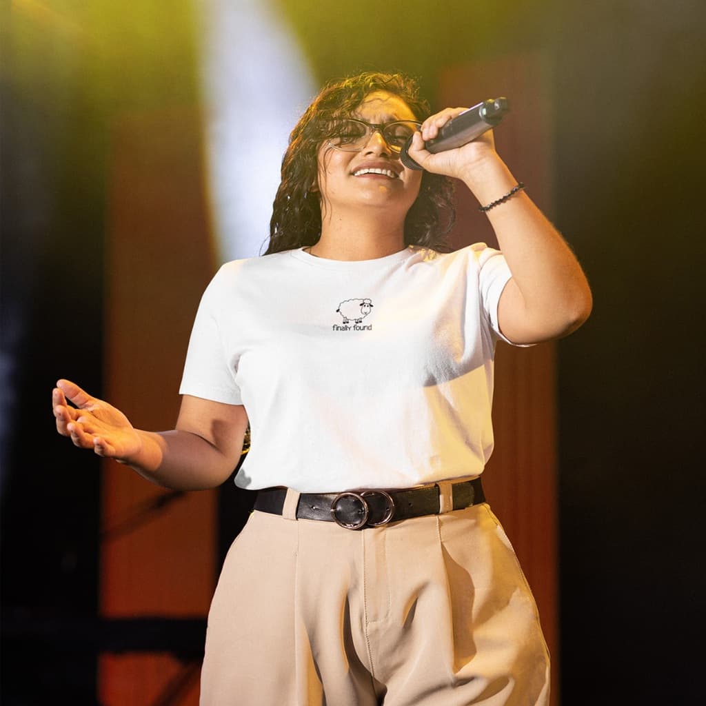 Camiseta Gospel Estampa Ovelha Encontrada Modelo Novo Cores Variáveis