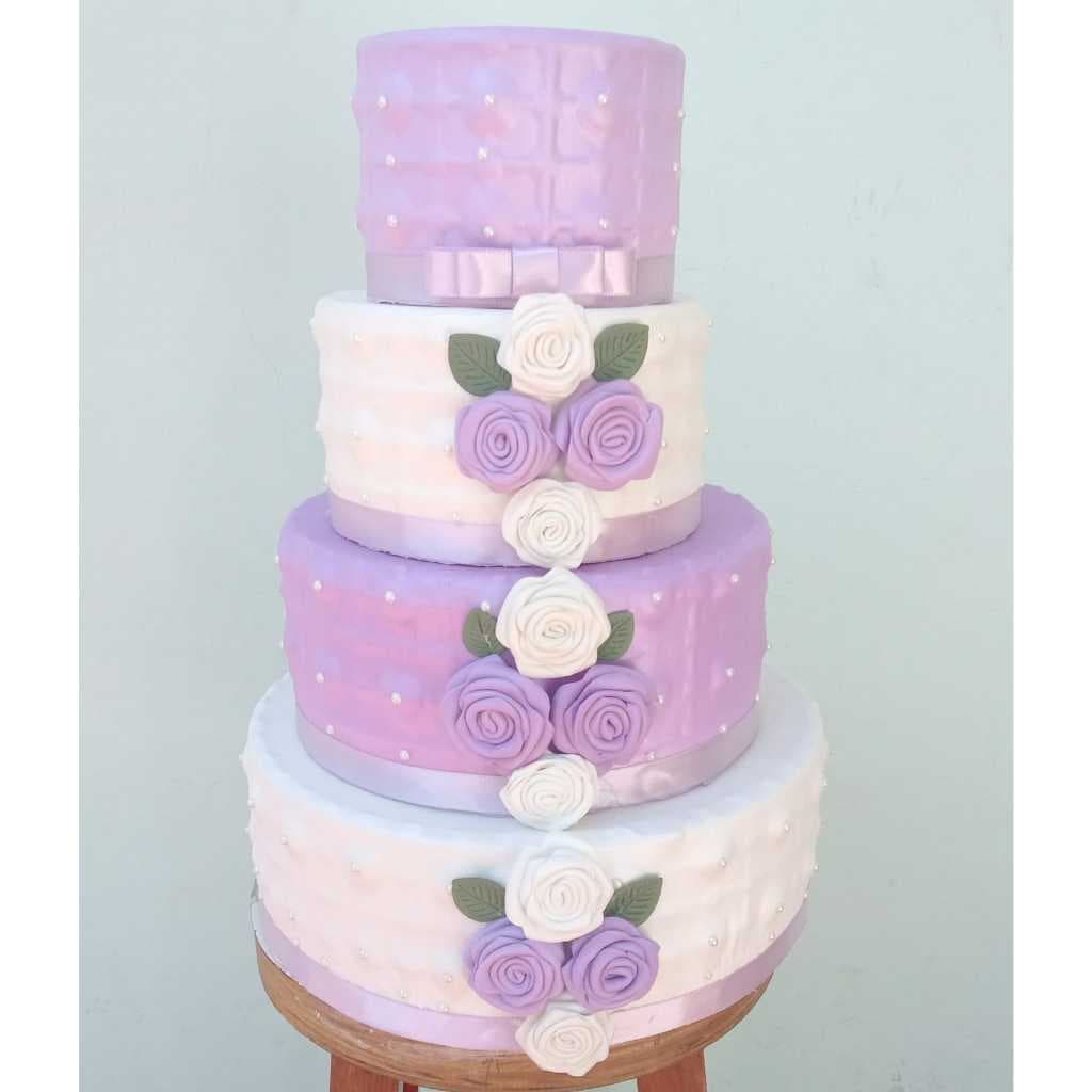 Bolo fake casamento lilas com branco
