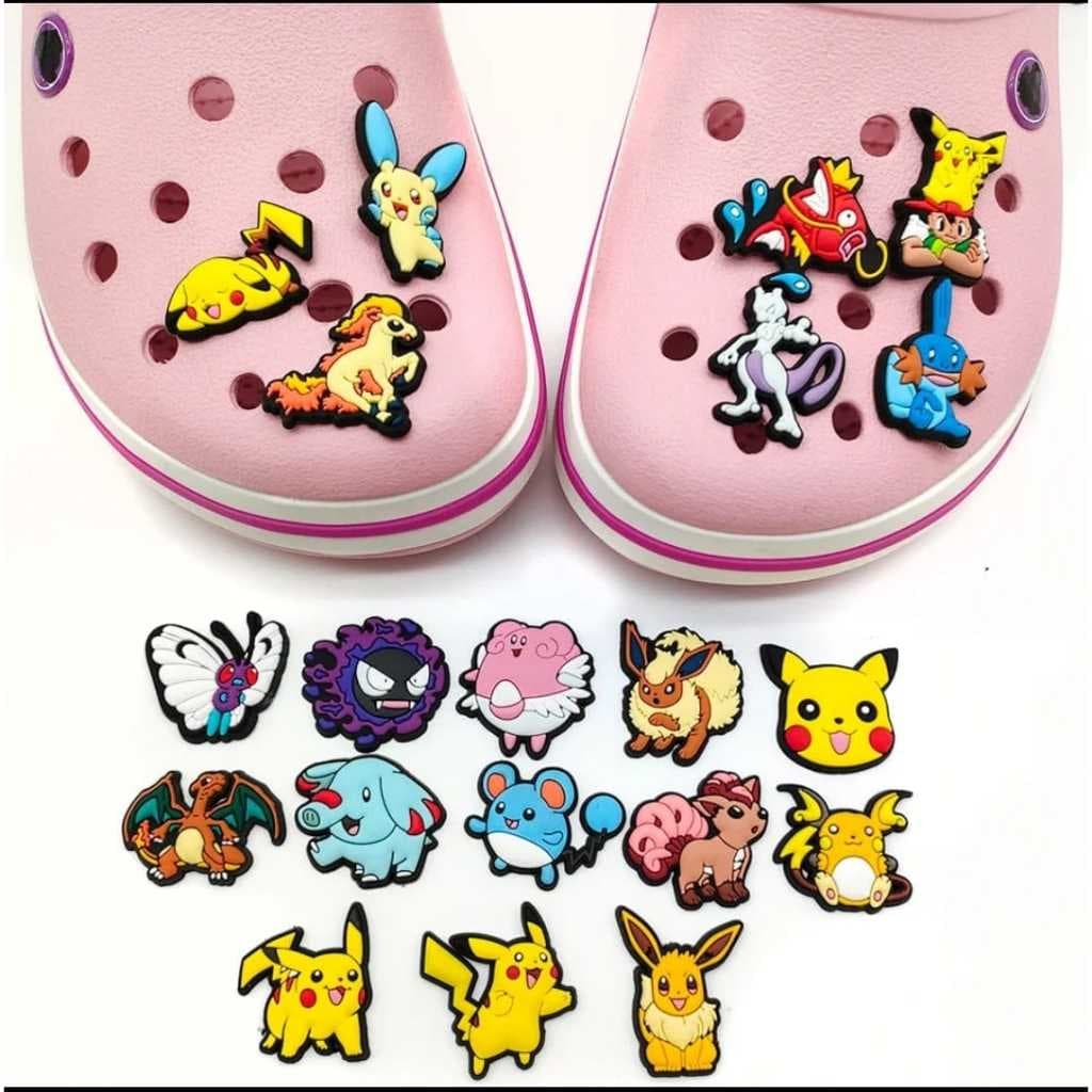 kit com 6 pins sandália babuche infantil Pokémon, Mickey e Minnie e Toy Story