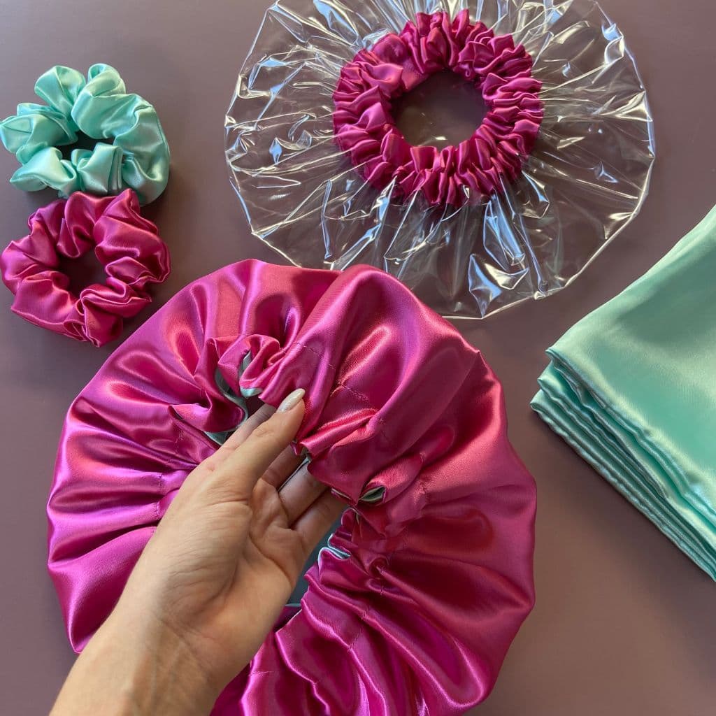 Kit Fronha De Cetim + Touca + Touca de banho impermeável + Xuxinha De Cetim Antifrizz scrunchie