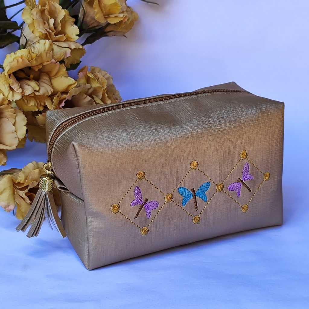 Necessaire Dourada Bordado Libélula M
