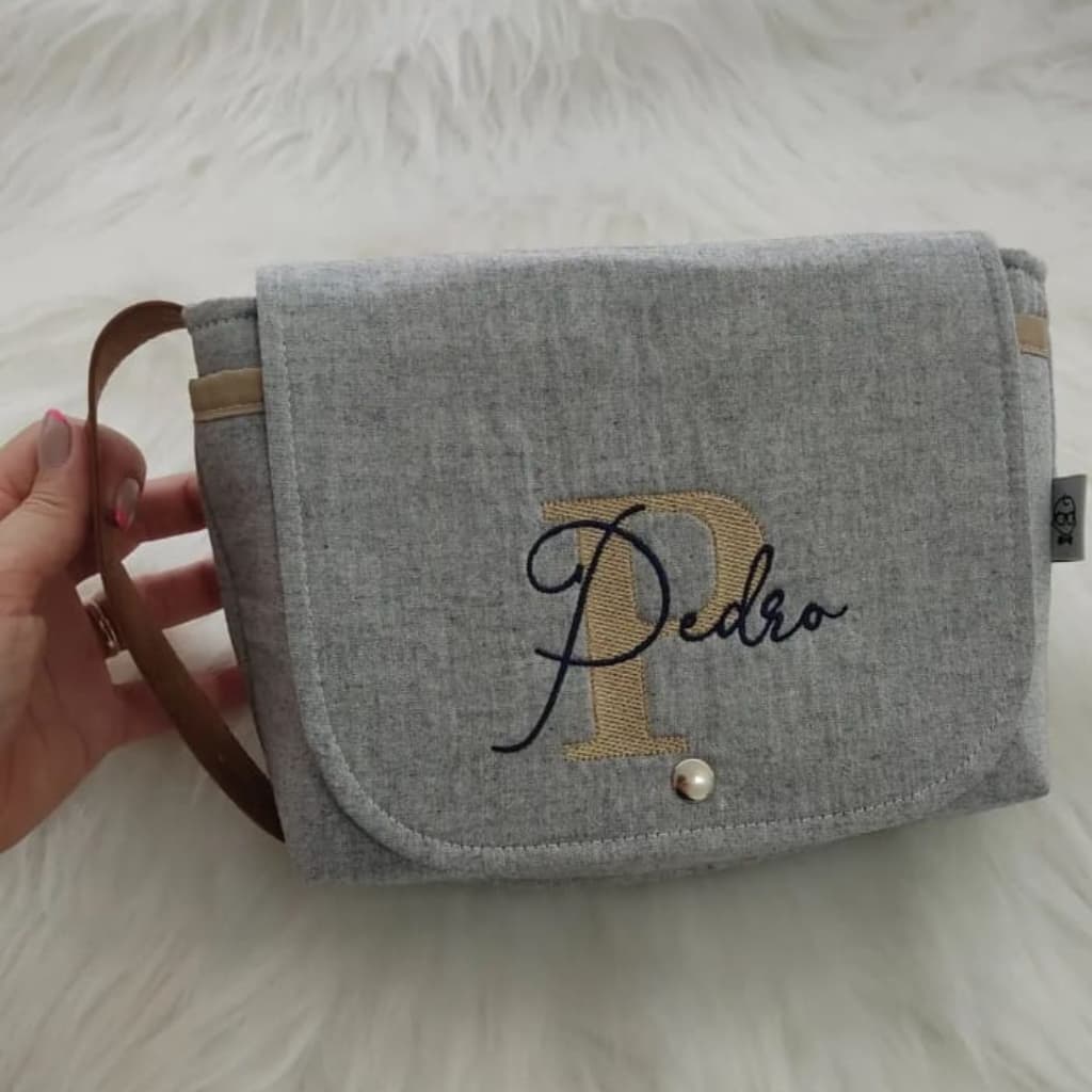 Bolsa nécessaire porta fraldas e lenços umedecidos do bebê com cores e bordados personalizados