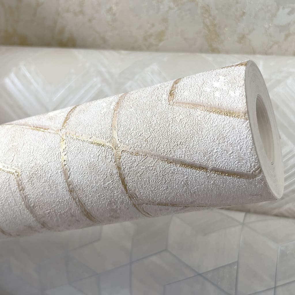 Papel de Parede Alto Relevo Importado - Fundo Areia (perolado) Com Detalhes em Dourado - Rolo 10m x 53cm + Cola Inclusa - Modelo 90005