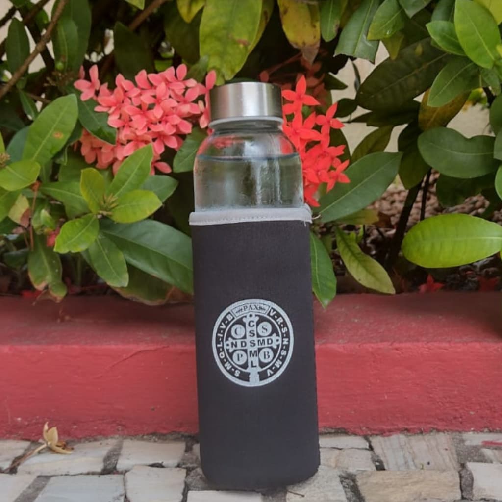 Squeeze Garrafa de Vidro 520ml com Luva Protetora com Medalha de São Bento