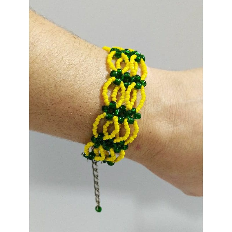Pulseira feminina em  pedrarias em amarelo.