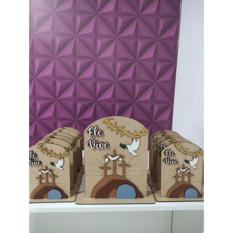 Decoração de mesa Ele Vive Páscoa Em Camadas