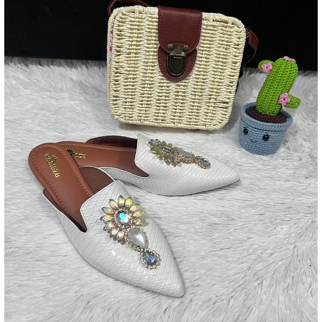 Mule Feminino Bico Fino Alongado Branco Pedraria Confort Luxo