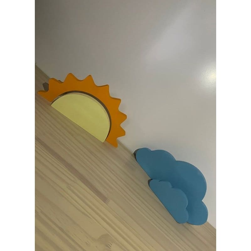 sol e nuvem pintada decoração de quarto de bebê