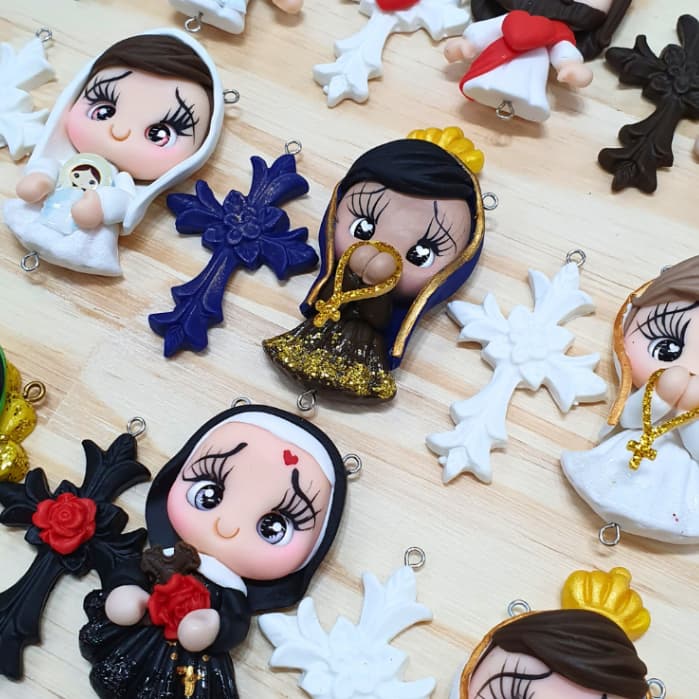 Aplique de Biscuit Entremeio De Santos Para Terço Infantil  | Santinha (o) + Cruz  - Detalhes Extraordinários