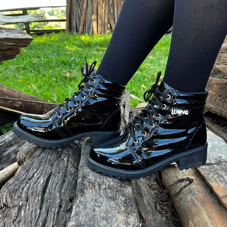 Bota Feminina Coturno Cano Curto Verniz Moderno Com Pingente Confortável Salto grosso Tratorado Blogueira