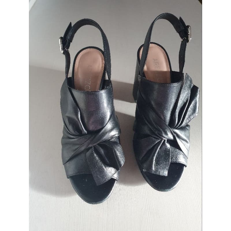 sandália arezzo de couro plataforma, preto  tamanho 34.sandália gentilmente usada.salto 9cm de altura.