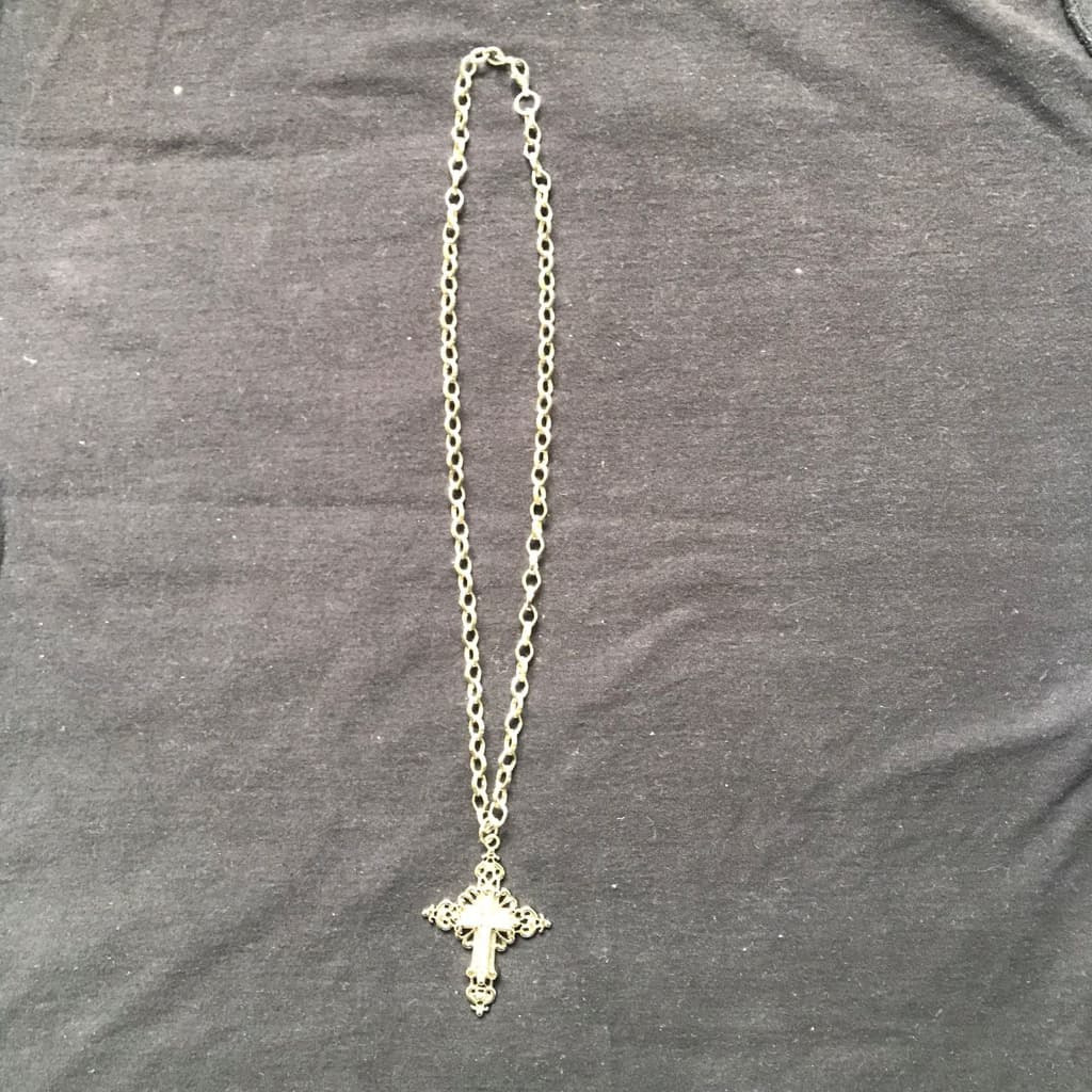 Colar com Crucifixo com Símbolo de fé e estilo em um acessório único