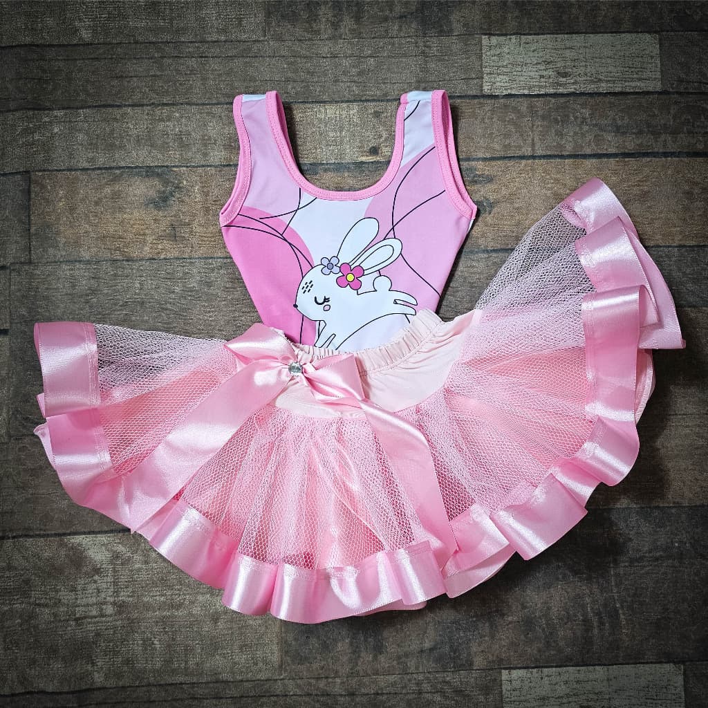 Conjunto Adulto Fantasia Body e Saia de Tule Estampa Coelho Coelhinho da Páscoa Rosa