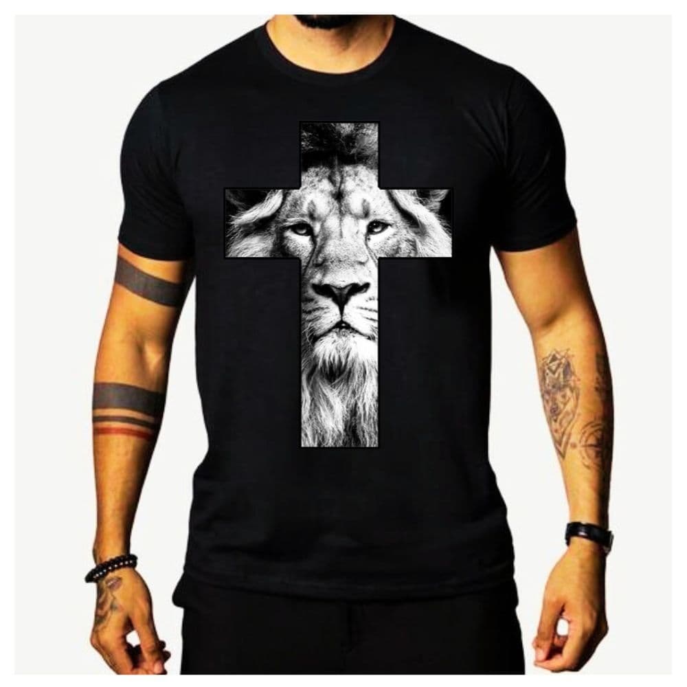 Camiseta Leão Cruz Preta com Estampa Cristã