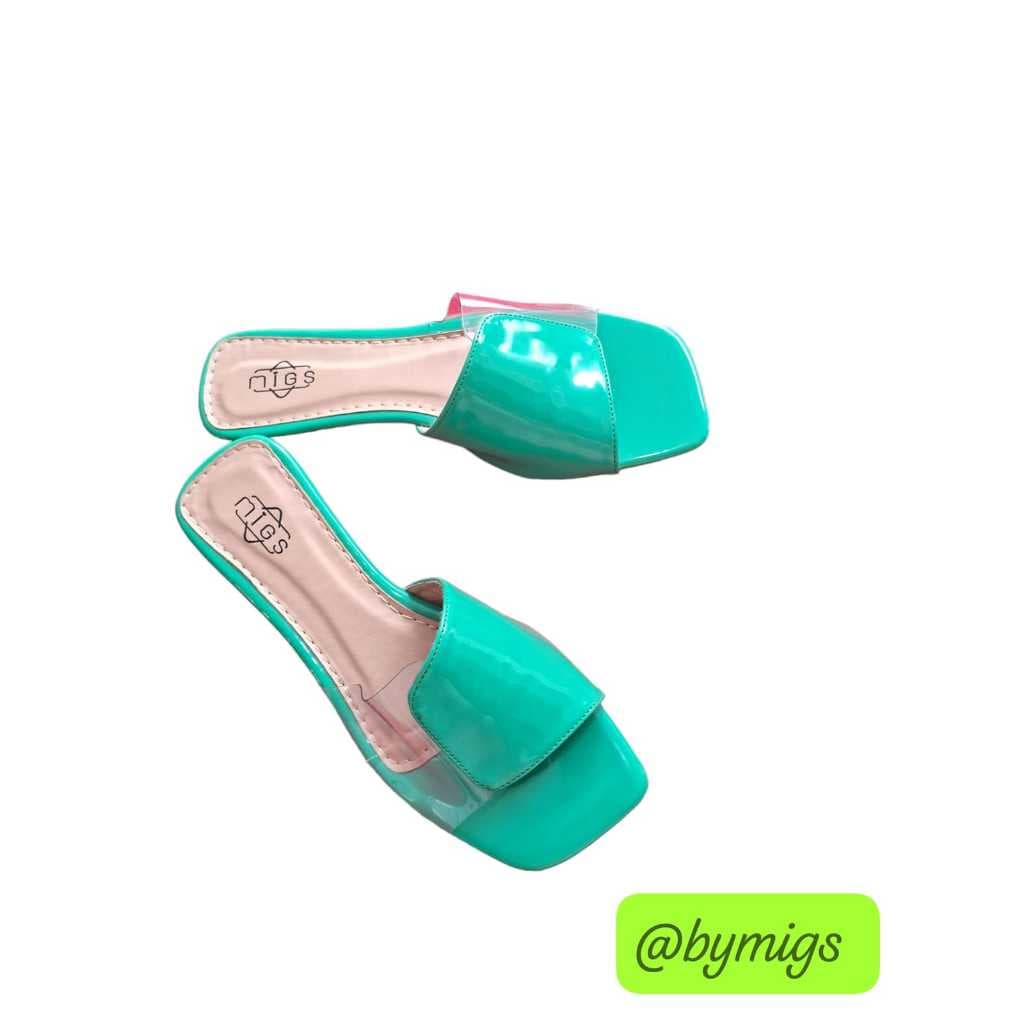 Chinelo Rasteira com Transparência