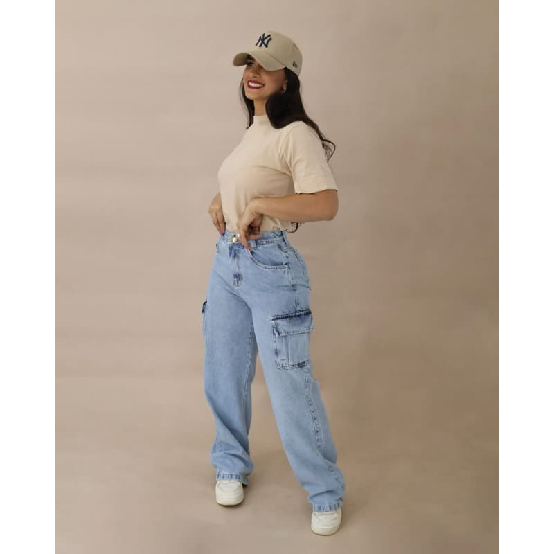Calça Jeans Feminina Wide Leg Cargo Cintura Alta com Bolsos Laterais - Camarote Jeans