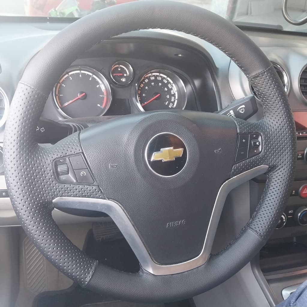 CAPA DE VOLANTE COSTURADA CAPTIVA SEM ARO