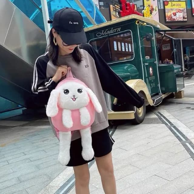 Mochila Infantil ideal para passeio, toda fofinha Coelhinho feliz, material sintético, tecido peluciado e muito macio, forro interno impermeável. Dimensões: 28m altura x 25cm largura x 9cm profundidade.