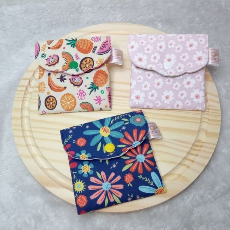 Pequena carteirinha porta moedas absorvente