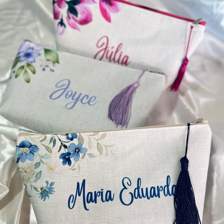 Necessaire Trapézio G Flores azul, roxo/lilás, rosa, madrinha, casamento, lembrancinha, presente.