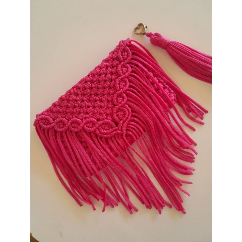 desapego clutch com franjas pink em macrame feita a mão