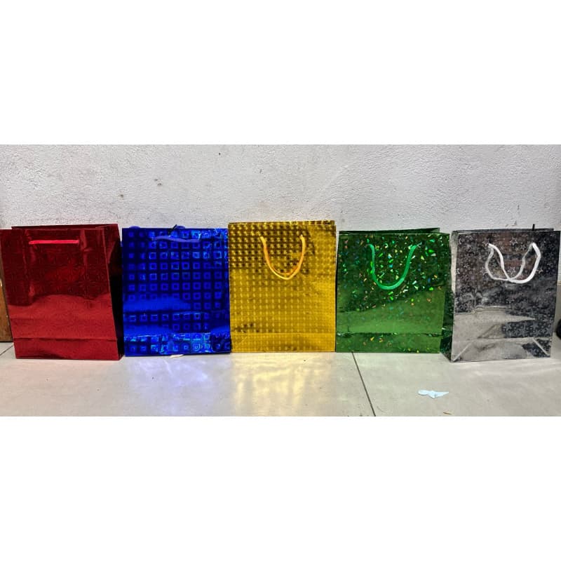 kit com 10 sacolas de presente de papel holográfico em 4 tamanhos